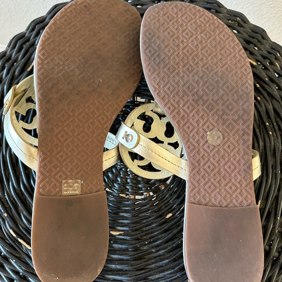 Tory Burch Large Emblem Metallic Sandals/ sz 9 - Picture 5 of 11